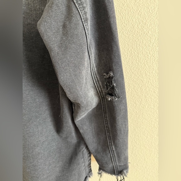 American Bazi‎ Heavily Distressed Black Denim Jacket w/ Raw Hems size Large - Picture 3 of 4